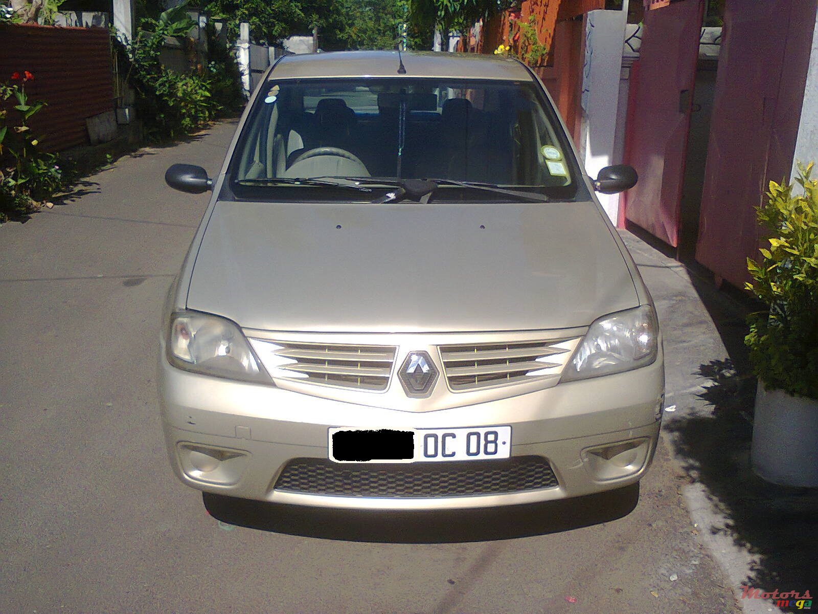 2008' Renault Logan photo #1