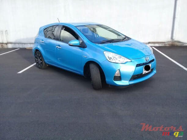 2012' Toyota Aqua photo #2