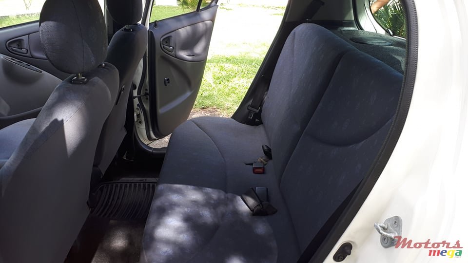 2002' Toyota Vitz photo #7