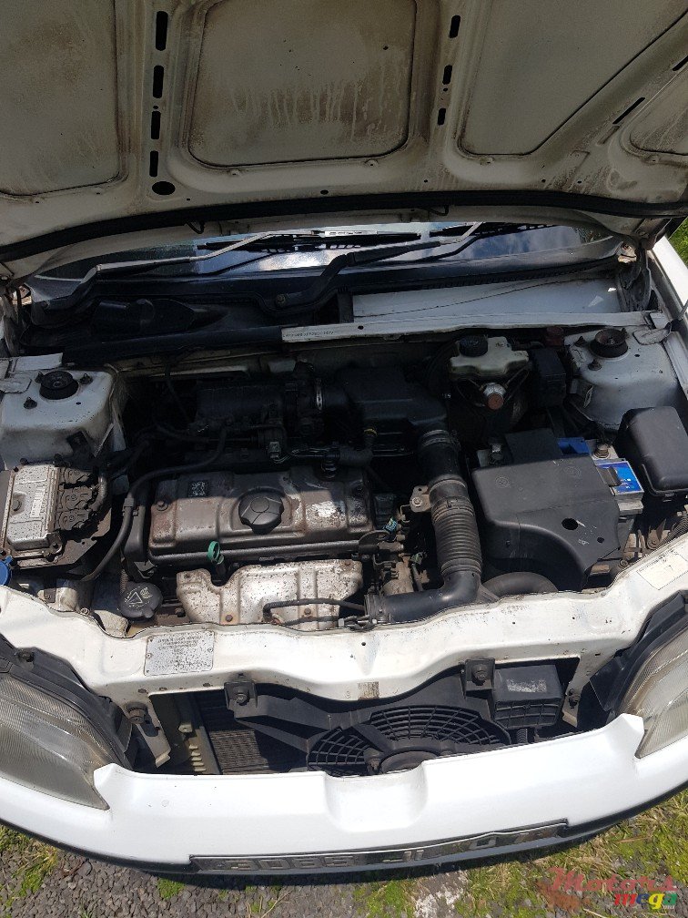 2001' Peugeot 106 photo #2