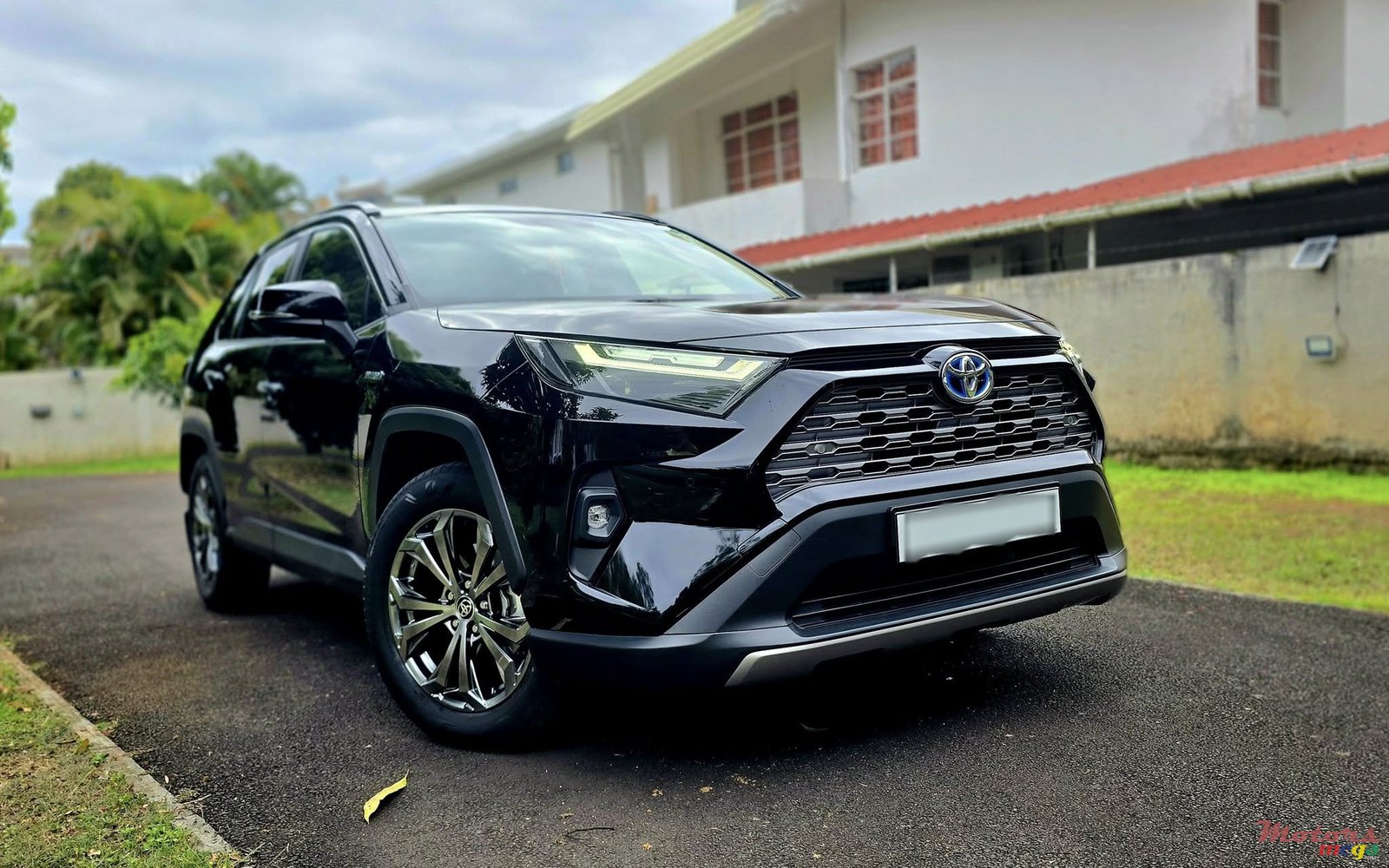 2024' Toyota RAV4 photo #2