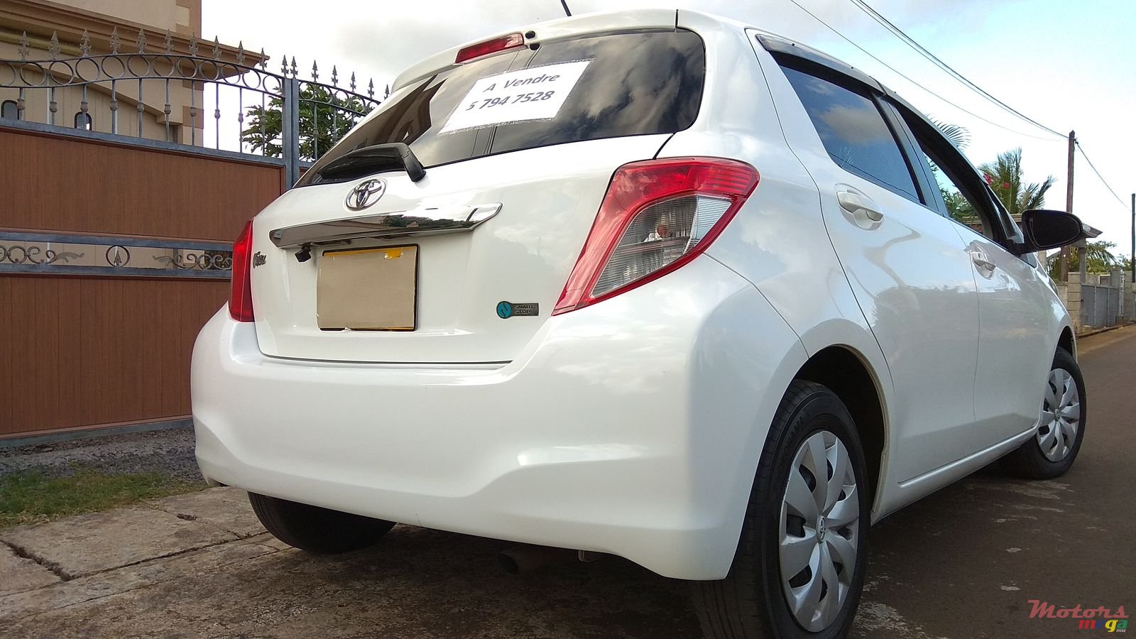 2012' Toyota Vitz photo #3