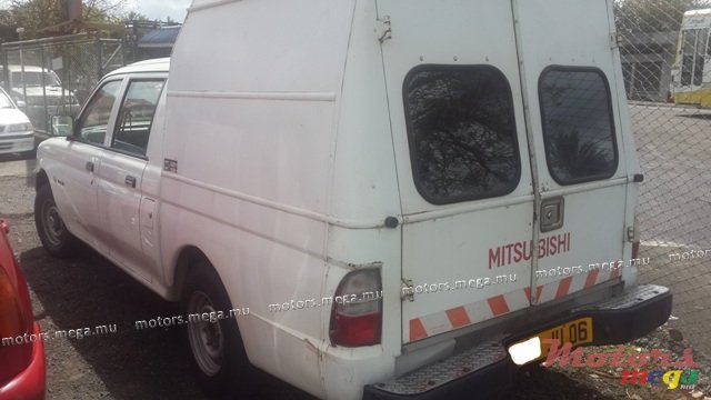 2006' Mitsubishi 2x4 photo #4