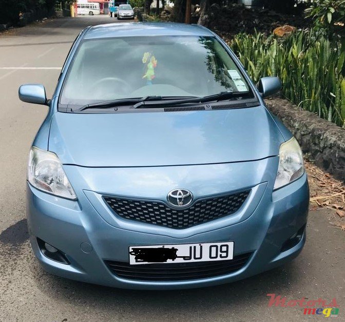 2009' Toyota Yaris photo #2