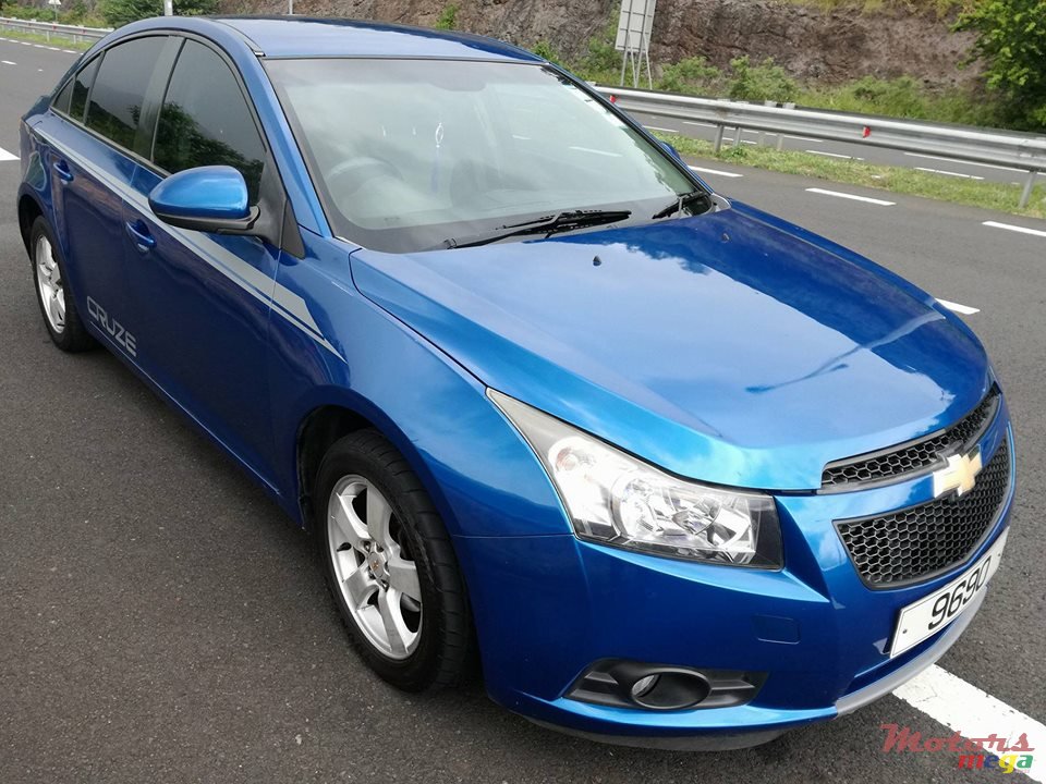 2010' Chevrolet Cruze LT photo #4