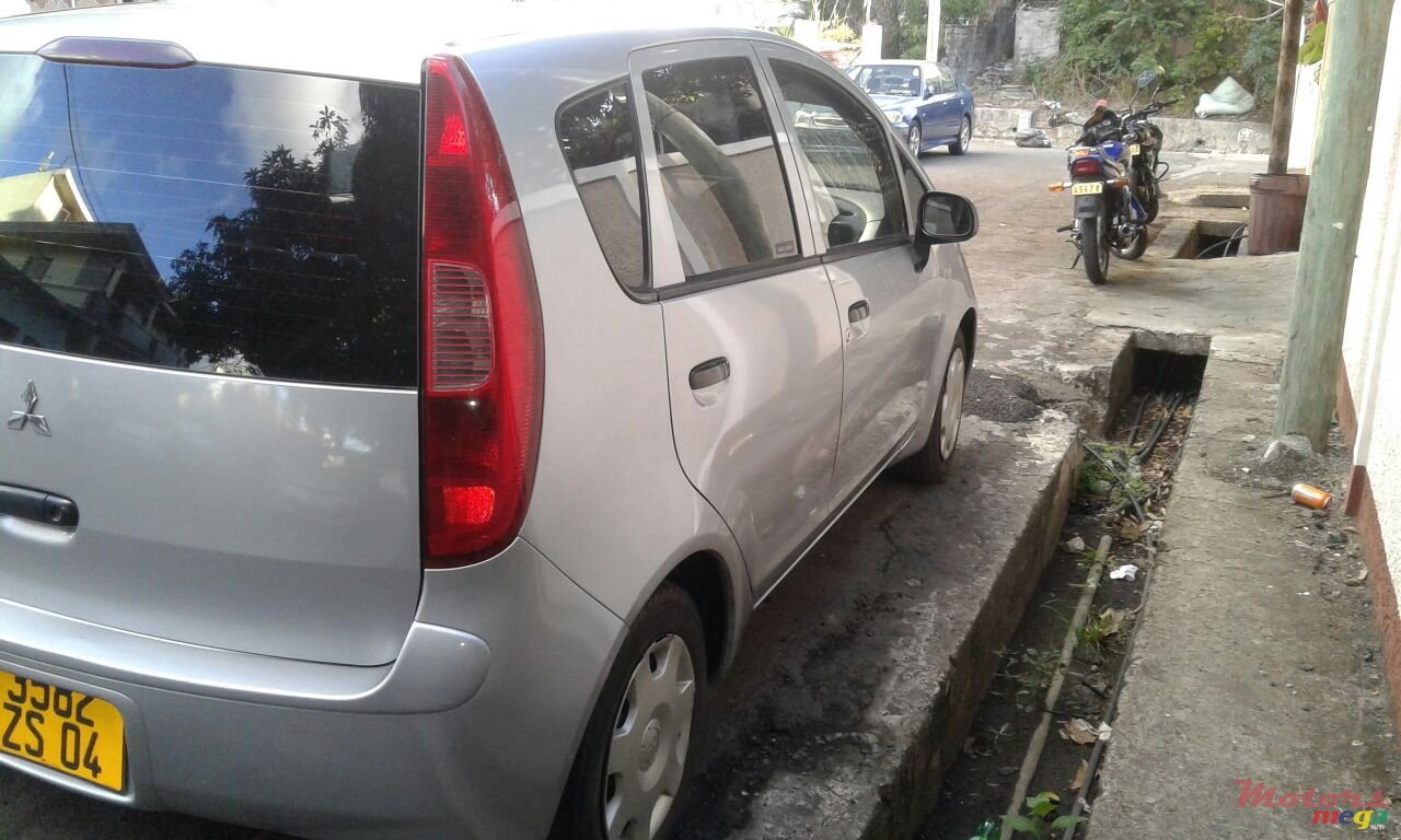 2004' Mitsubishi photo #3
