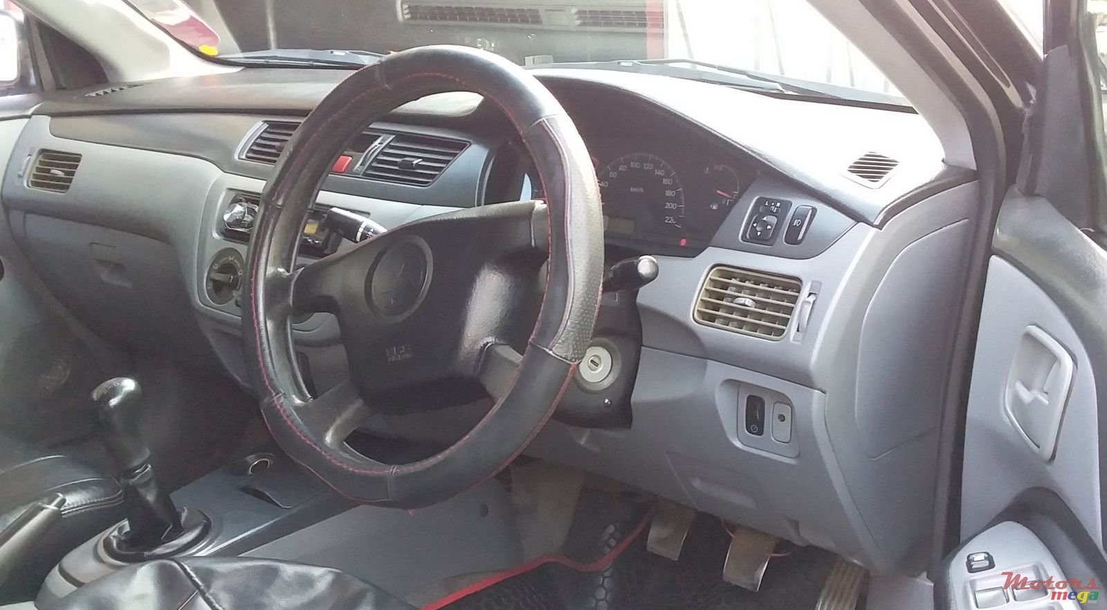 2004' Mitsubishi Lancer GLX photo #3