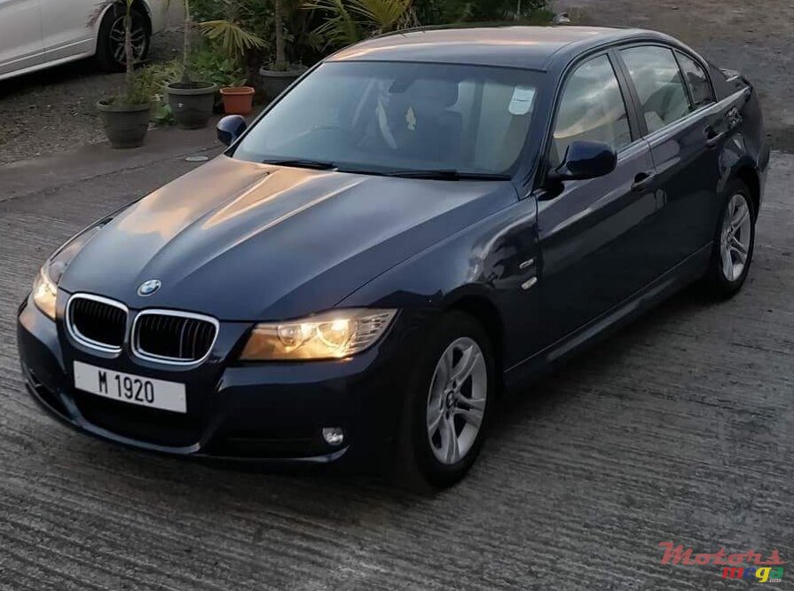 2011' BMW 316 photo #1