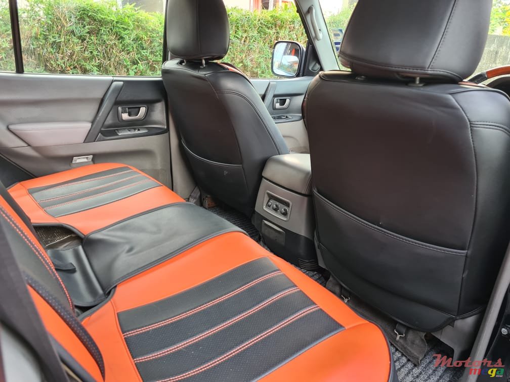 2006' Mitsubishi Pajero photo #6