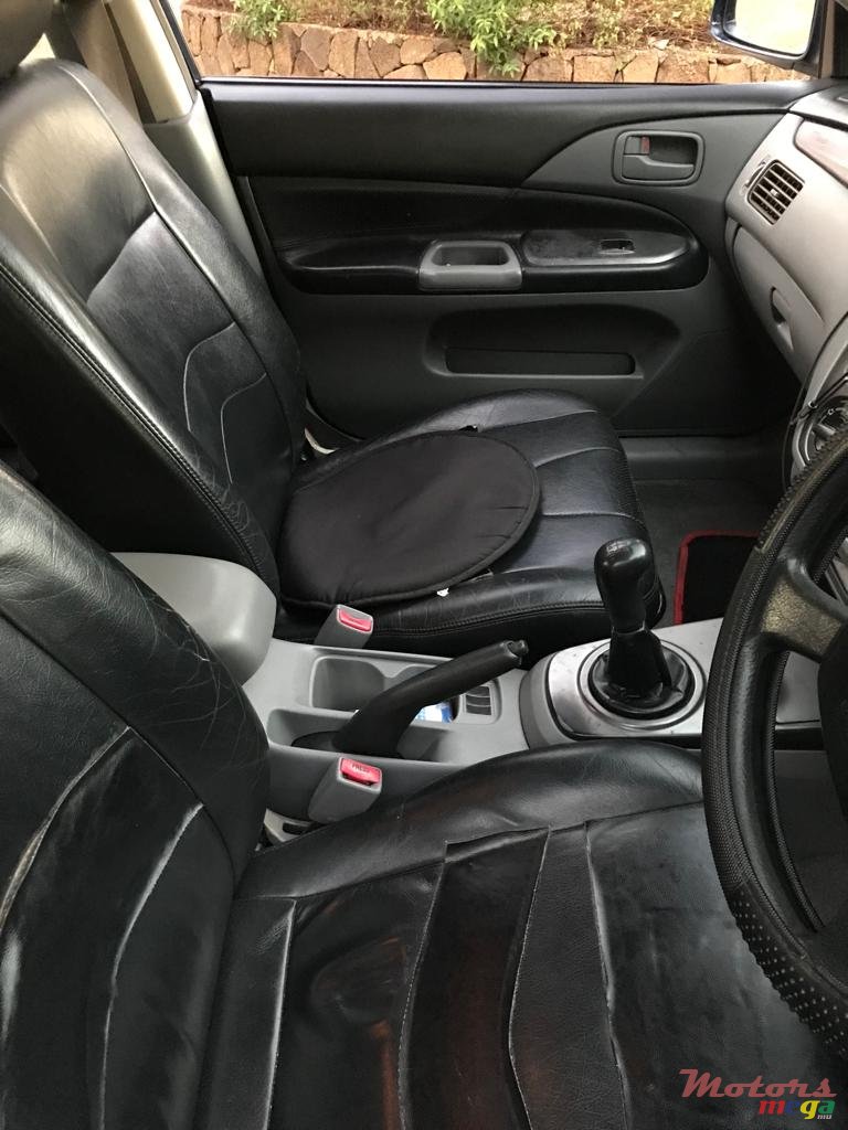 2004' Mitsubishi Lancer photo #5