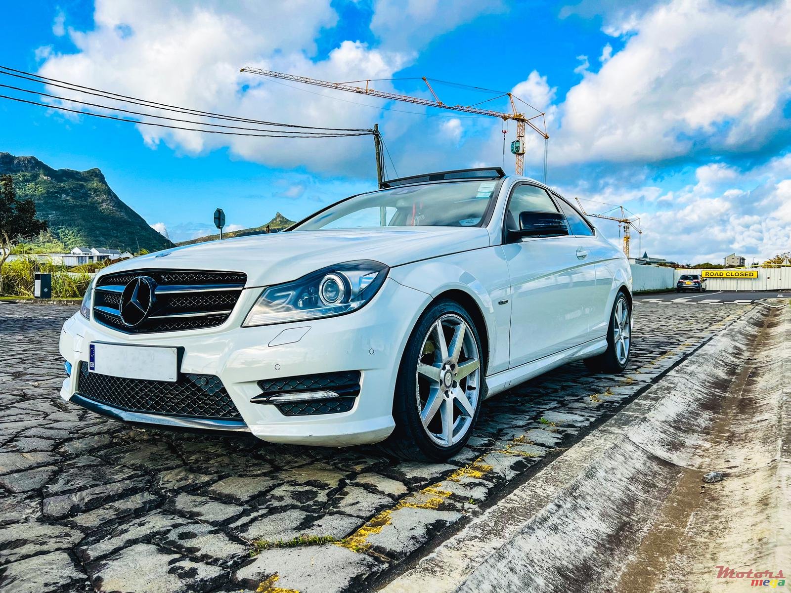 2012' Mercedes-Benz C-Class C250 Coupe photo #2