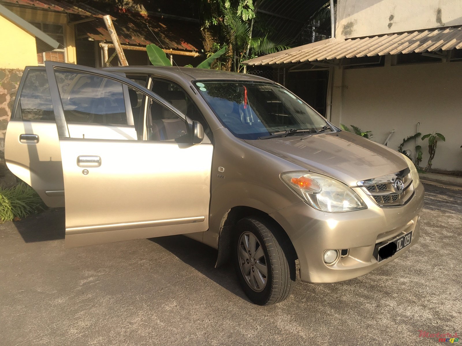 2009' Toyota Avanza photo #1