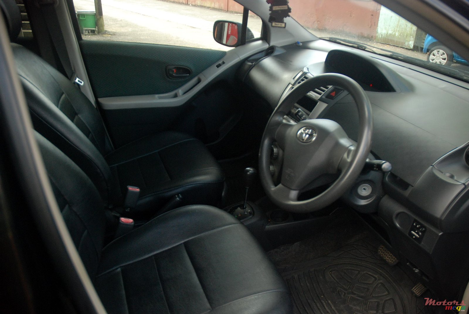 2005' Toyota Vitz photo #3