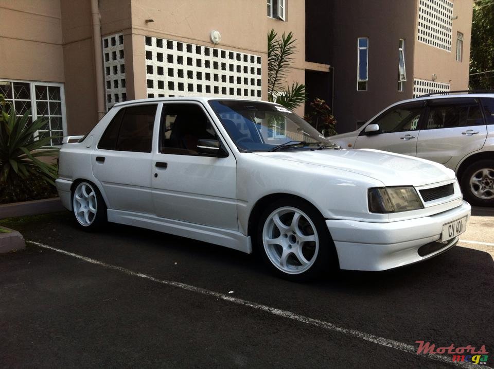 1988' Peugeot 309 photo #1