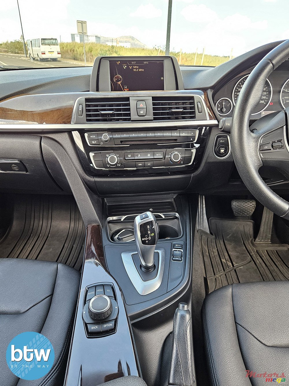 2017' BMW 318 photo #7