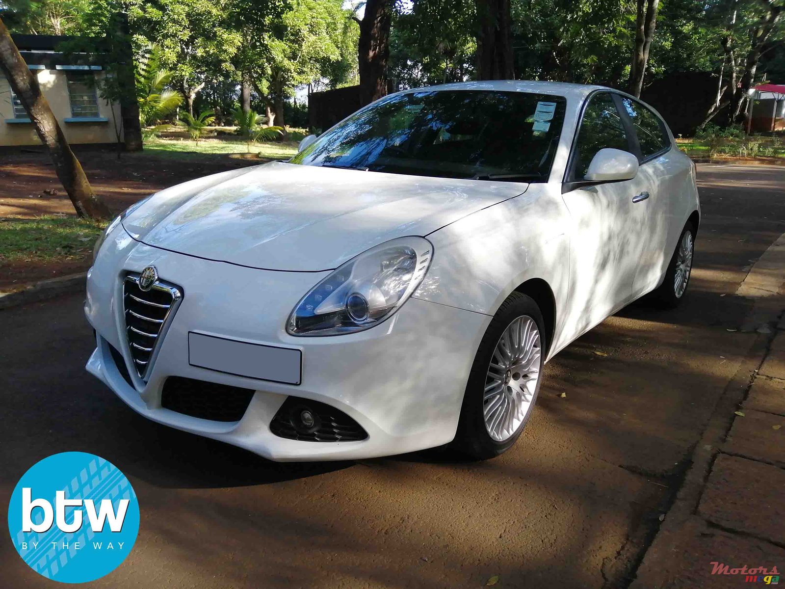 2011' Alfa Romeo Giulietta photo #2