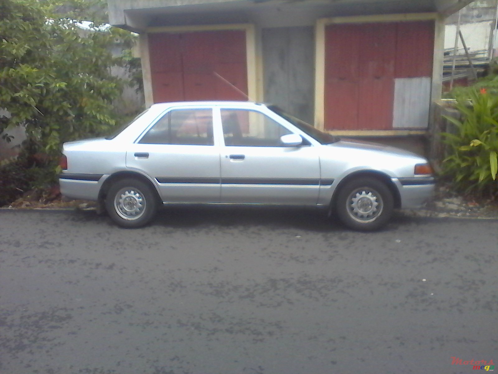 1992' Mazda 323 photo #1