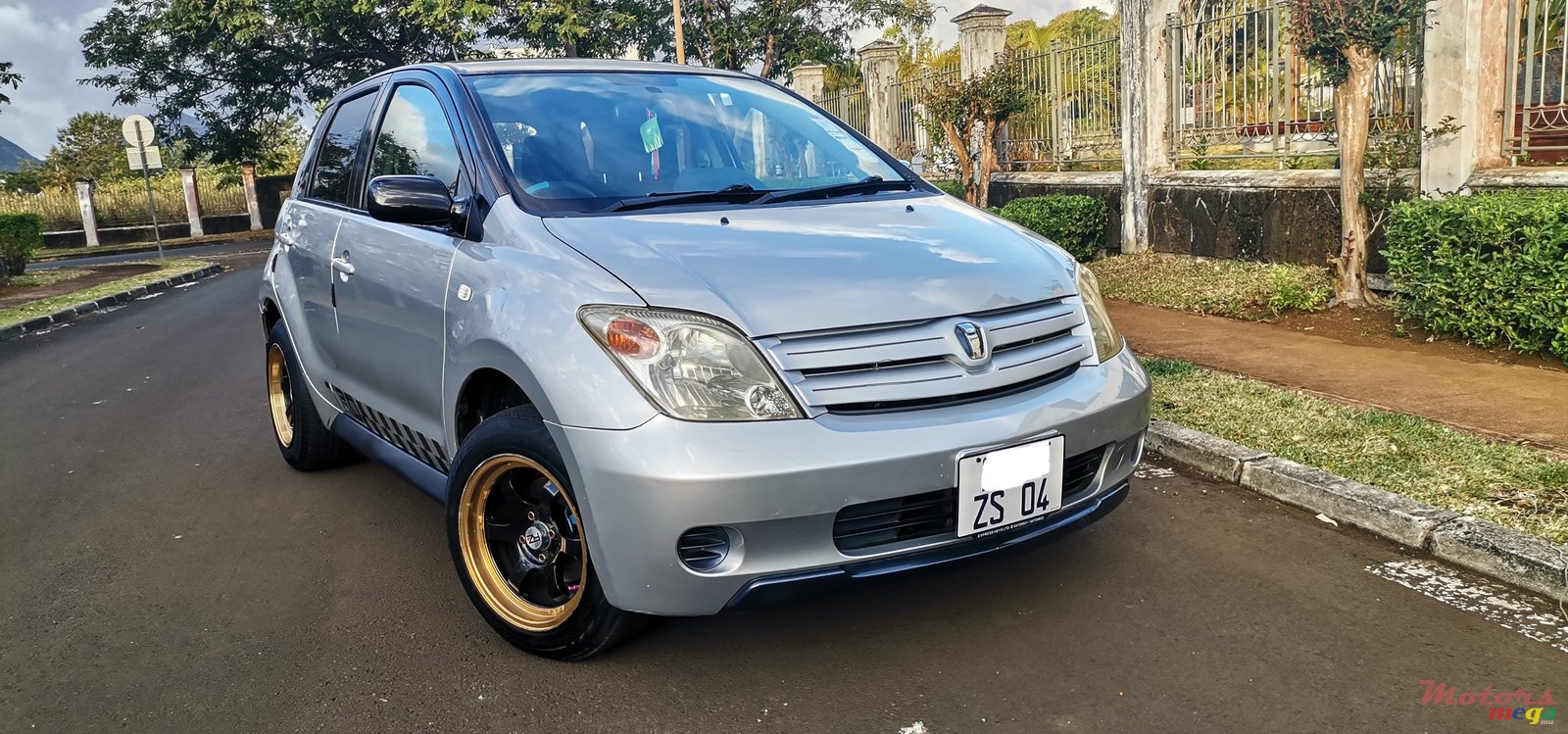 2004' Toyota IST photo #1