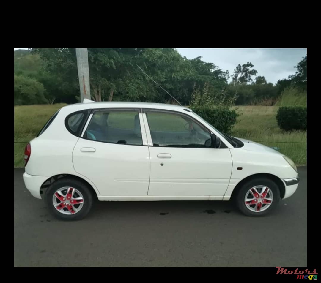 2000' Toyota Duet photo #1