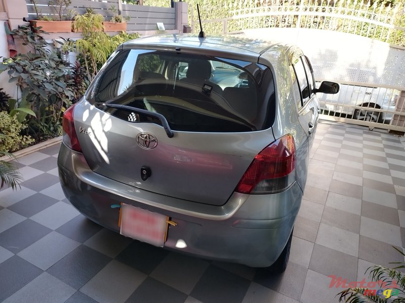 2009' Toyota Vitz photo #5