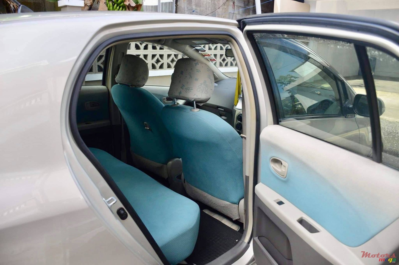 2010' Toyota Vitz photo #3