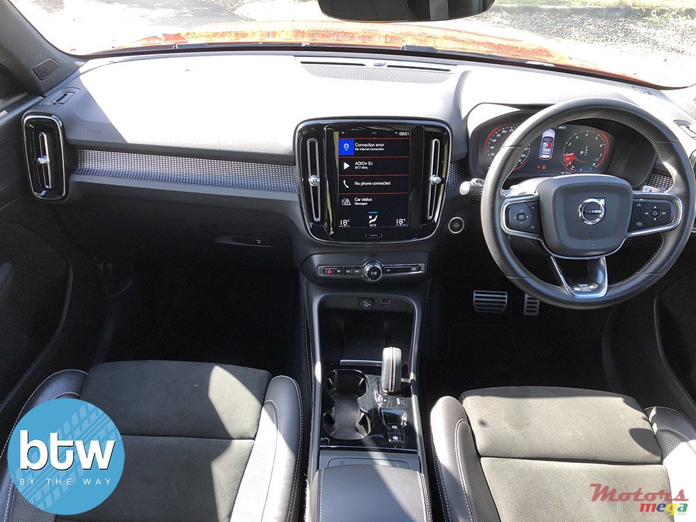 2021' Volvo XC40 photo #3