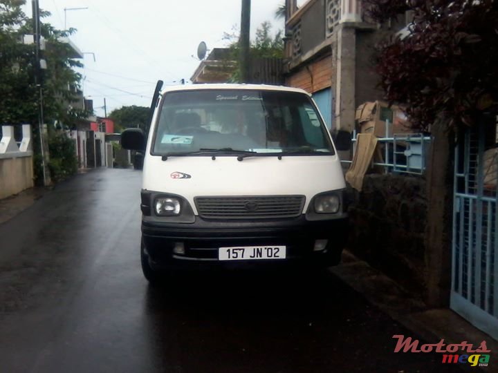 2002' Toyota HiAce photo #1