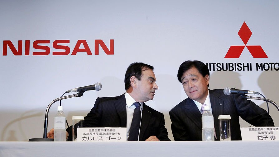 Carlos Ghosn, DG de Nissan, et Osamu Masuko, président de Mitsubishi, le 14 décembre 2010