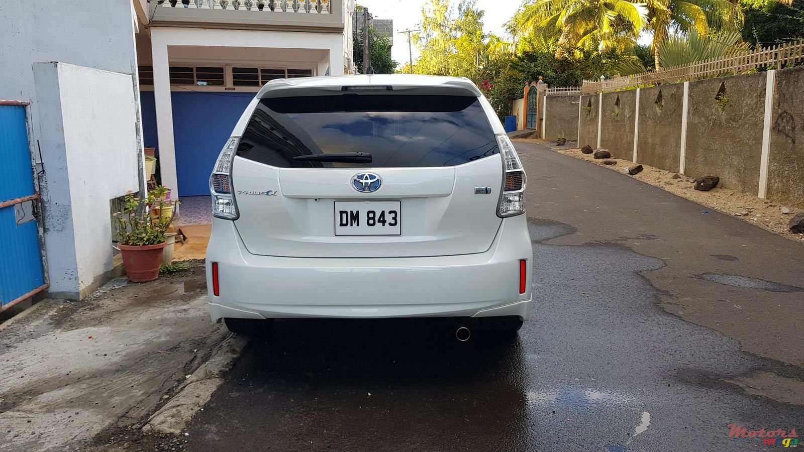 2013' Toyota Prius v photo #4