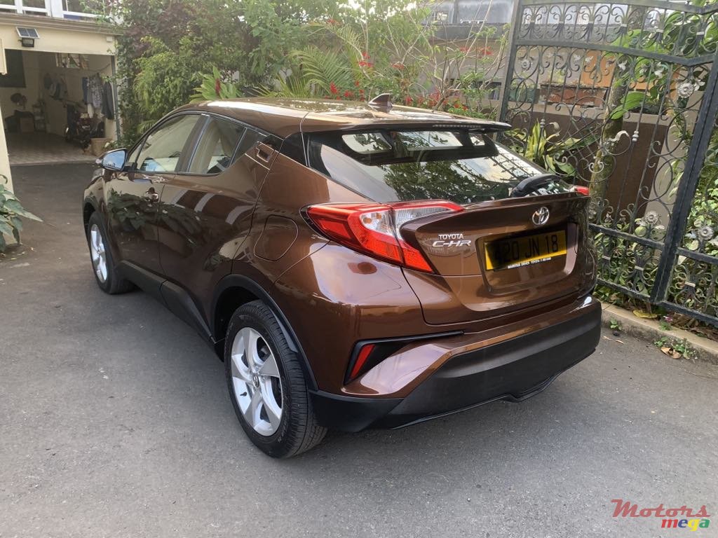 2018' Toyota C-HR photo #2