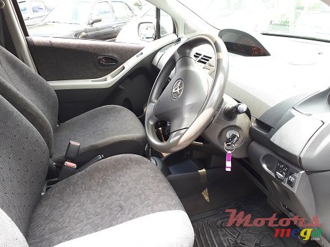 2010' Toyota Vitz photo #6