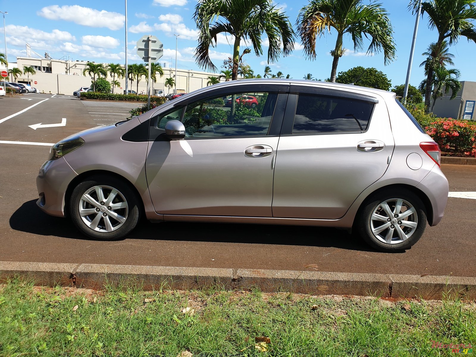 2011' Toyota Vitz photo #7