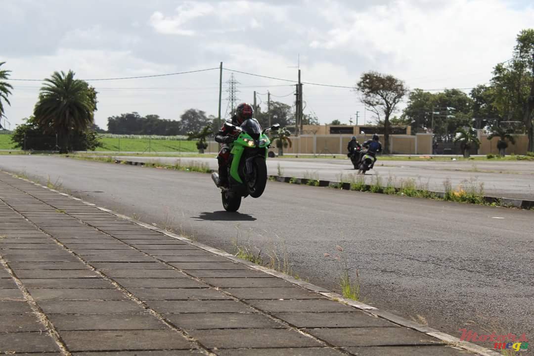 2011' Kawasaki Kawasaki ZX10R Gen 3 year 2011 photo #3