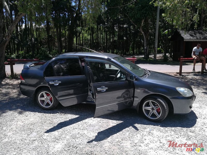 2005' Mitsubishi Lancer photo #3