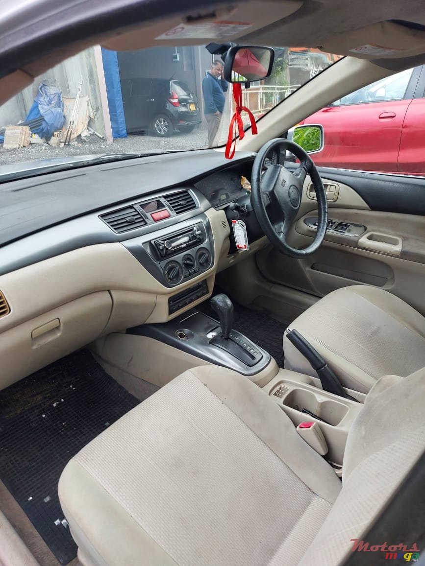 2005' Mitsubishi Lancer photo #2