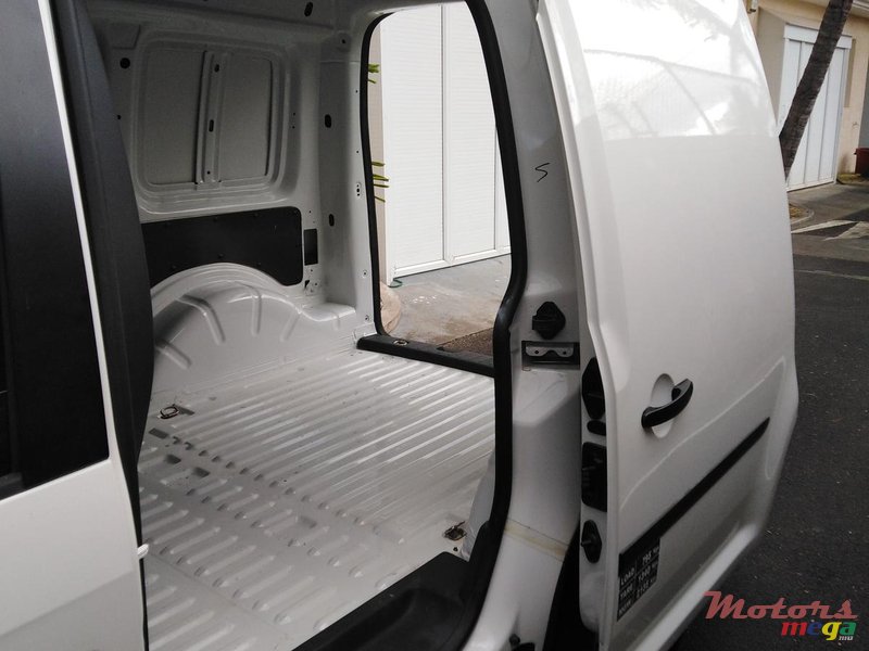 2018' Volkswagen Caddy cargo Panel Van photo #3