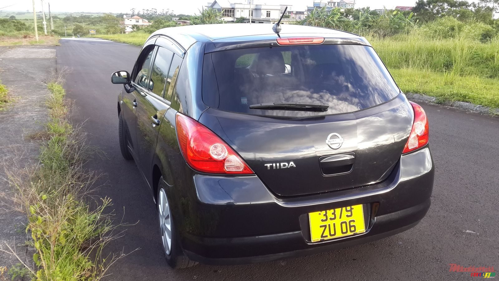 2006' Nissan Tiida Hatchback photo #2