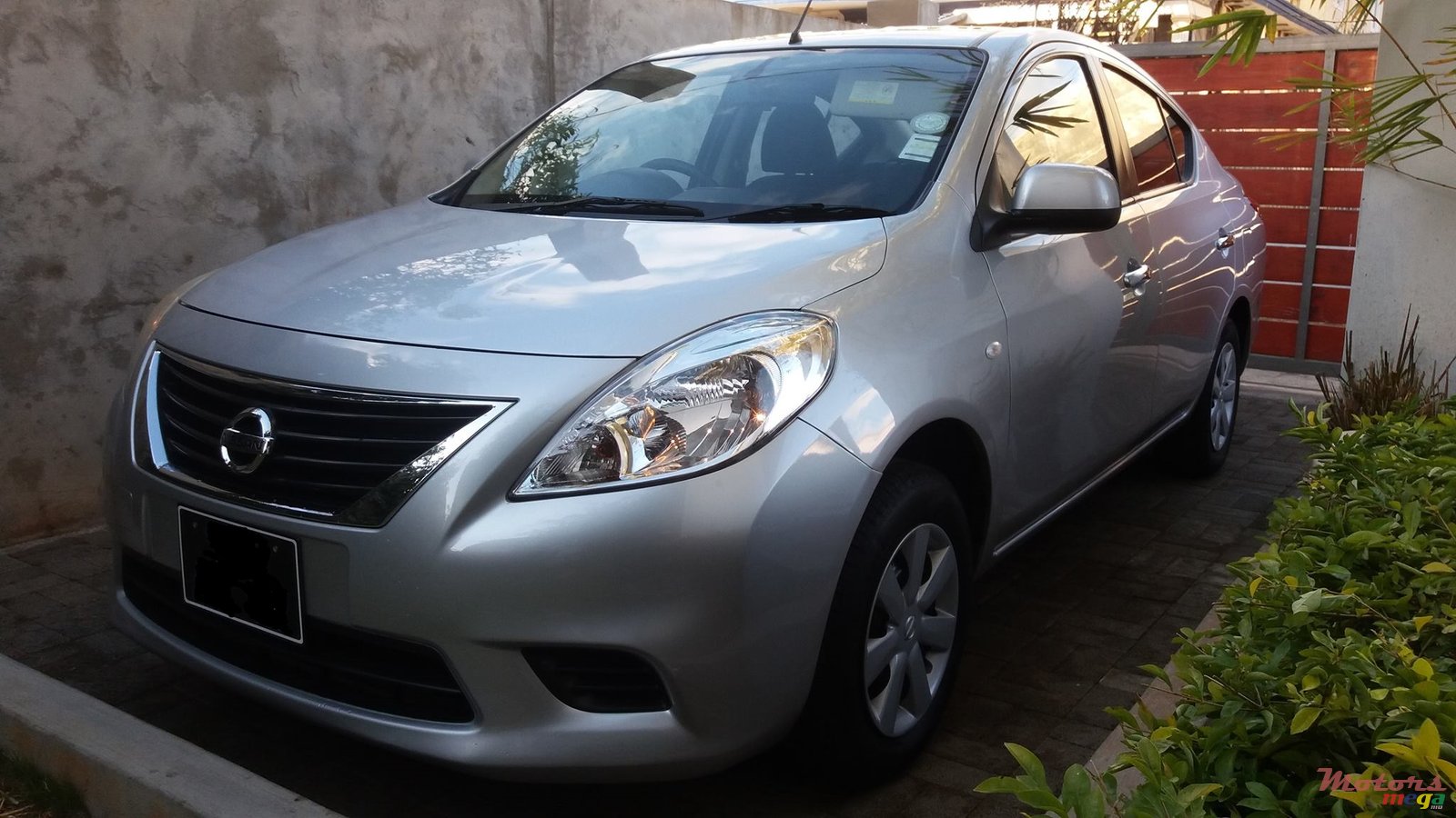 2012' Nissan photo #1