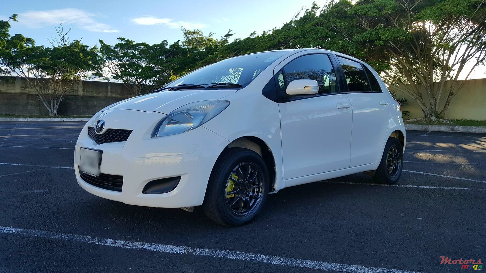 2008' Toyota Vitz photo #2