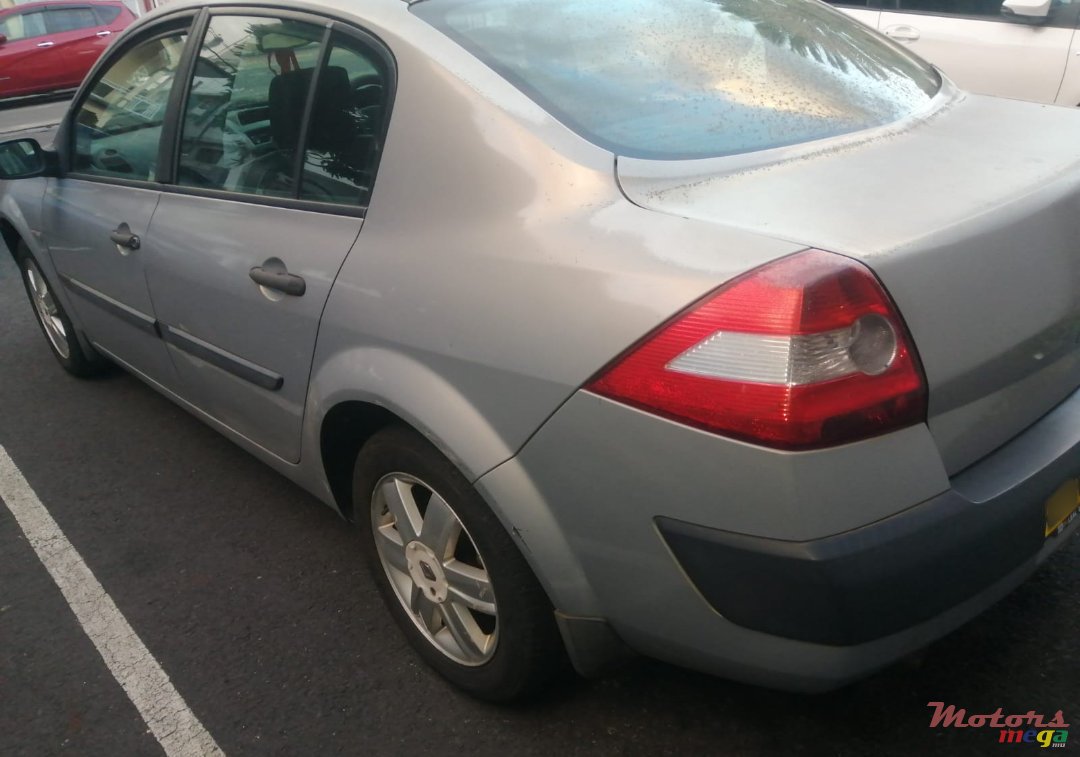 2004' Renault photo #2