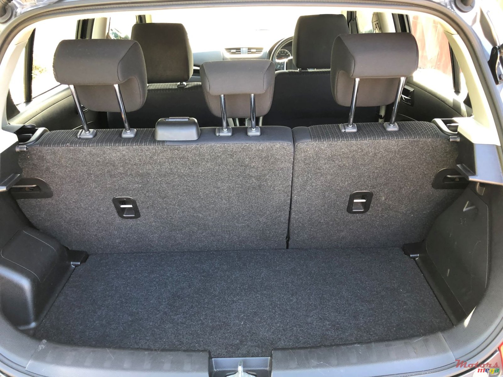 2015' Suzuki Swift photo #7