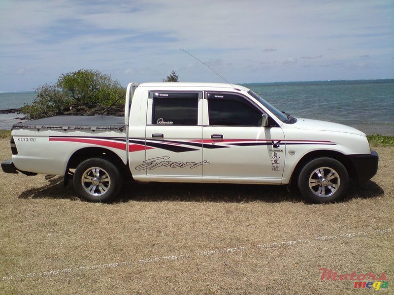2003' Mitsubishi L200 photo #1