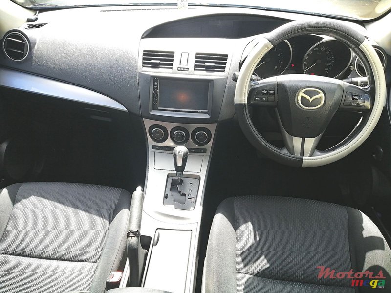 2009' Mazda Axela photo #5