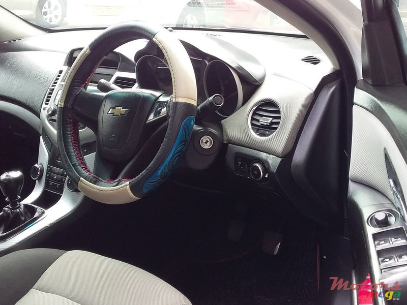 2011' Chevrolet Cruze photo #4