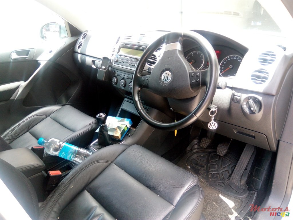 2010' Volkswagen Tiguan photo #4