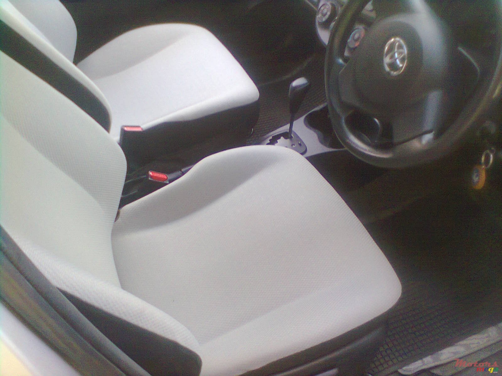 2011' Toyota Vitz photo #6