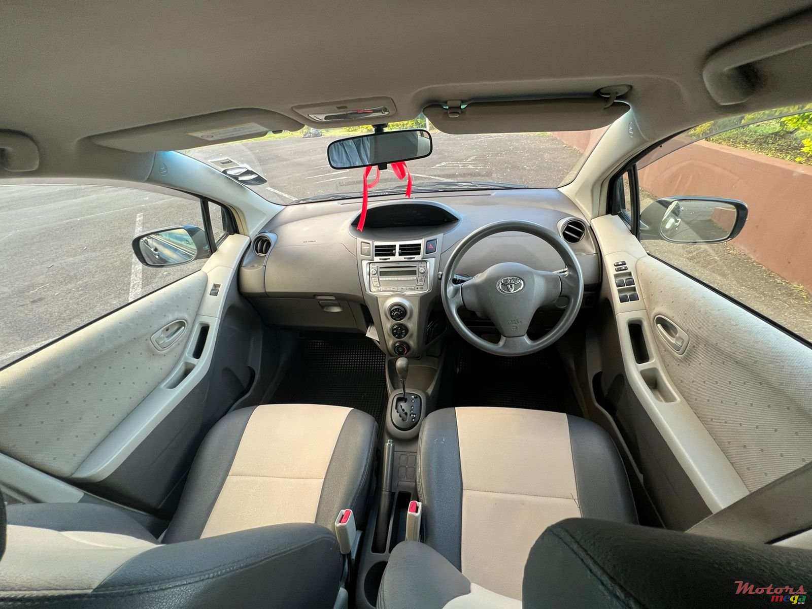 2009' Toyota Vitz photo #5