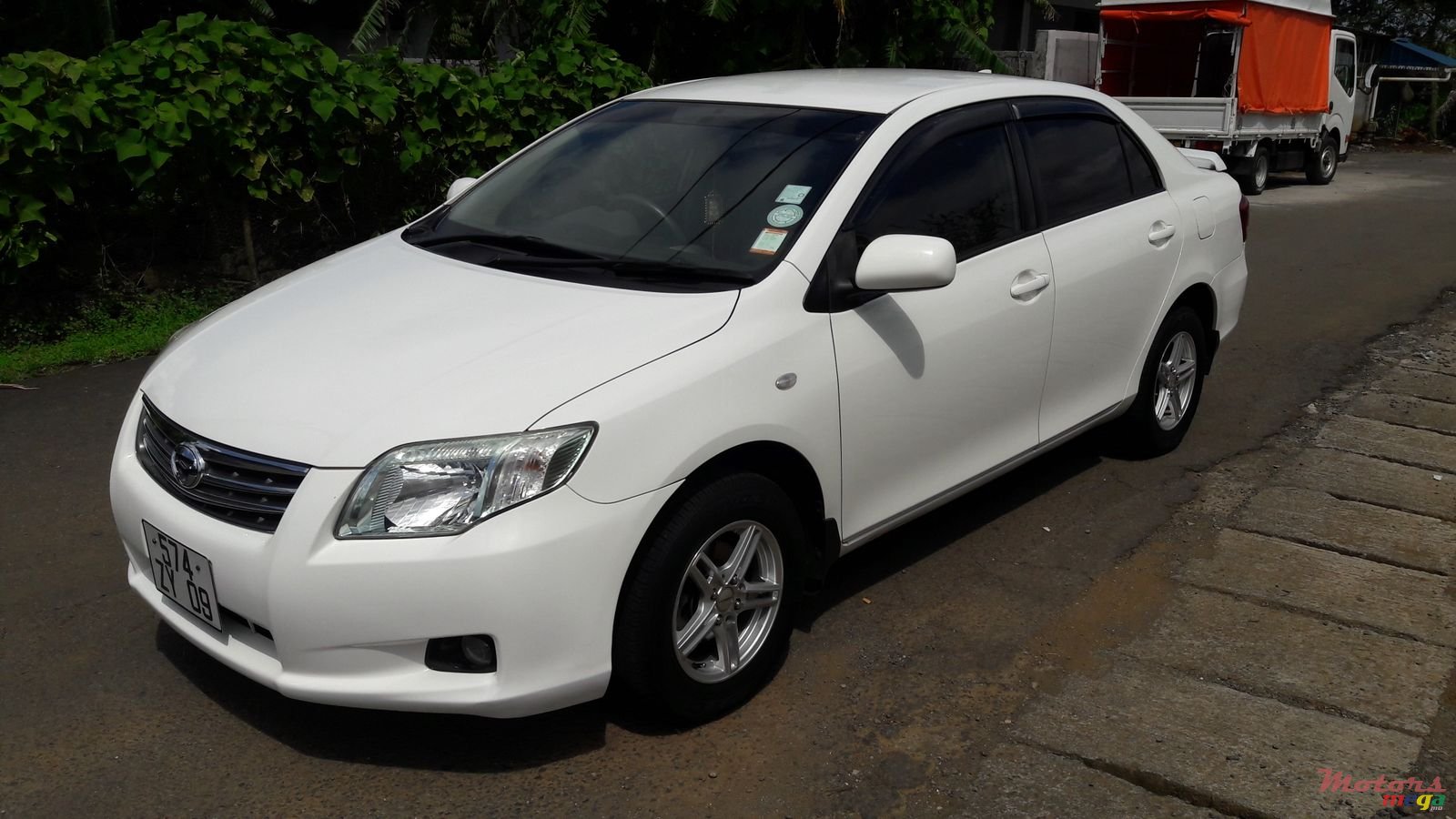 2009' Toyota Axio photo #2