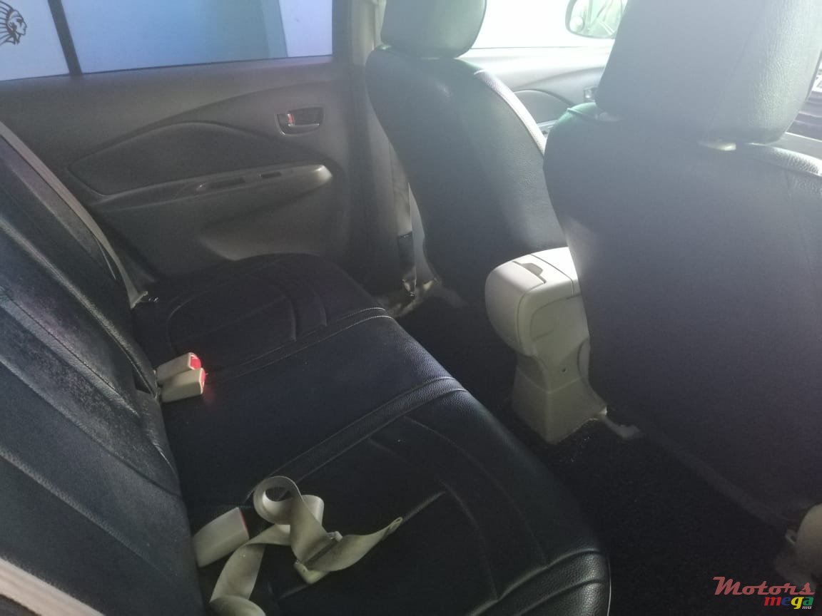 2012' Toyota Yaris photo #3