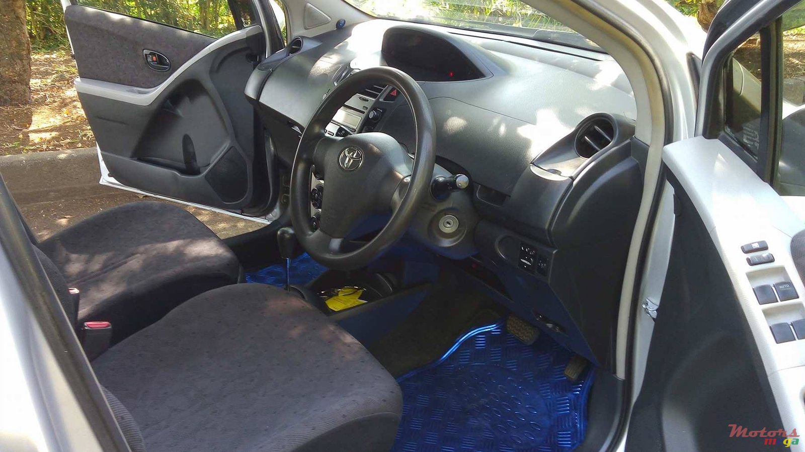 2008' Toyota Vitz photo #5